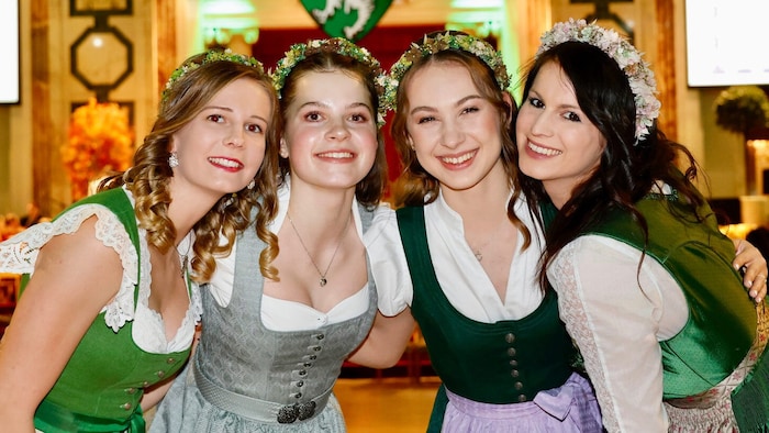 3500 Ballgäste warfen sich in Tracht.