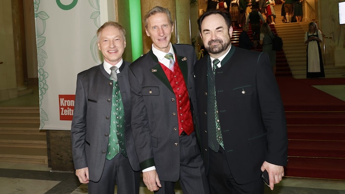 „Krone“-Geschäftsführer Gerhard Valeskini mit dem Moderator des Abends, Oliver Zeisberger, und ...