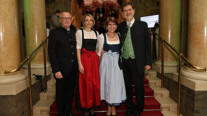 „Krone“-Chefredakteur Klaus Herrmann mit seiner Ehefrau Karin, sowie Veranstalter Gerhard ...