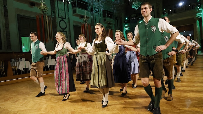 Ball der Jugend: Die steirischen Jungdamen und -herren eröffneten den Steirerball in der ...
