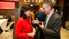 Gabi Burstaller streut Peter Eder Rosen.