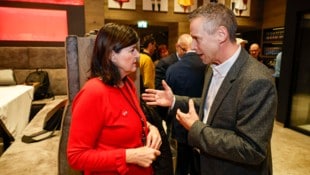 Gabi Burstaller streut Peter Eder Rosen.