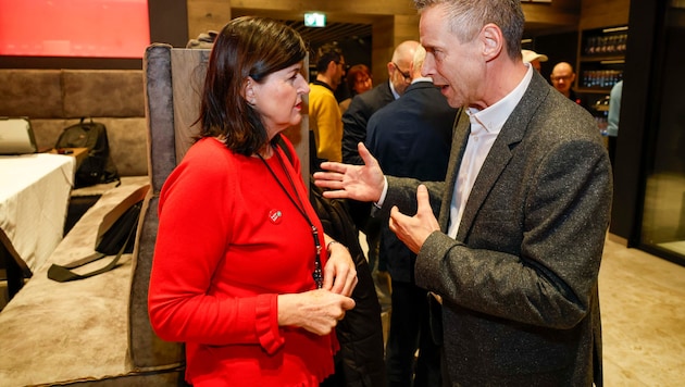 Gabi Burstaller streut Peter Eder Rosen.