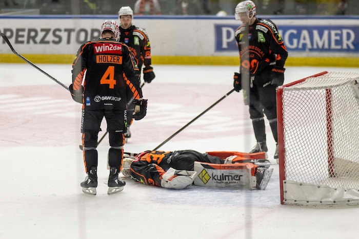 Schrecksekunde: Nach einem heftigen, aber unabsichtlichen Check gegen Kopf und Körper ging ...