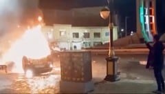 Dieses Bild wurde vom iranischen Fernsehen verbreitet: Ein Mann dokumentiert brennende ...