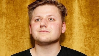 Der deutsche Satiriker El Hotzo hat in einem Interview über Untreue gesprochen.