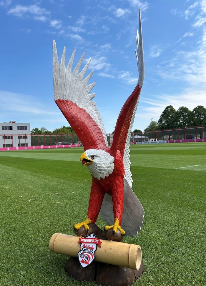 Mit diesem aus Holz geschnitzten Adler bewarben sich die Red Eagles Austria für das Traumspiel ...