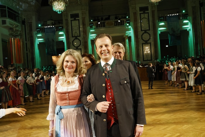 Landesrat Karlheinz Kornhäusl (ÖVP) mit der Direktorin der Modeschule Graz, Hofrätin Barbara ...