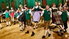 Nicht nur die Gäste hatten Spaß bei der Eröffnung, auch die Tänzer und Tänzerinnen genossen den ...