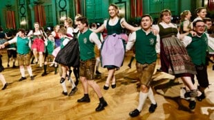 Nicht nur die Gäste hatten Spaß bei der Eröffnung, auch die Tänzer und Tänzerinnen genossen den ...