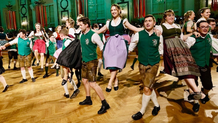 Nicht nur die Gäste hatten Spaß bei der Eröffnung, auch die Tänzer und Tänzerinnen genossen den ...