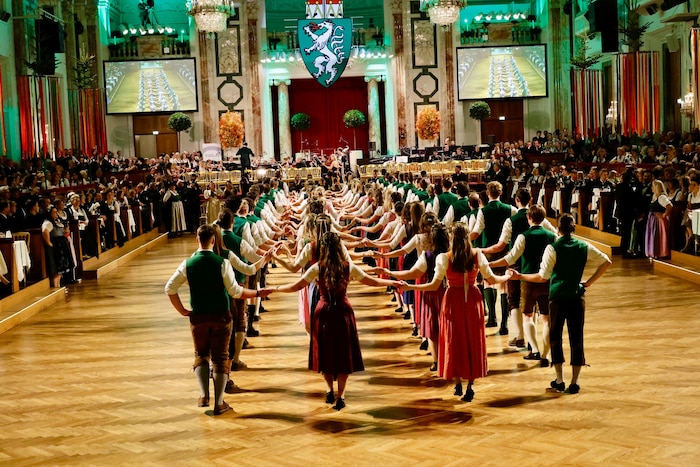 Die jungen Tänzer und Tänzerinnen eröffneten den Ball.