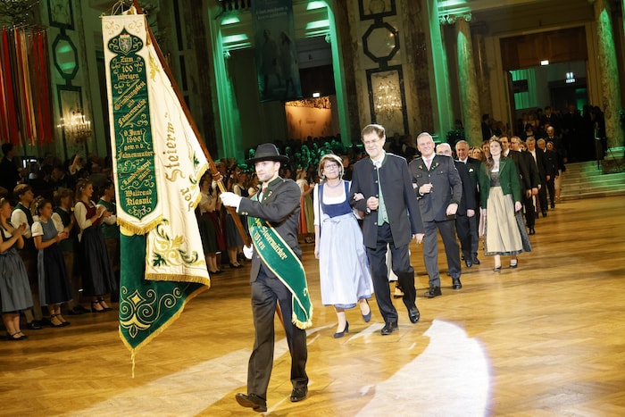 Die Fahne des 130 Jahre alten Vereins, getragen von Vorstandsmitglied und Fahnenjunker des ...