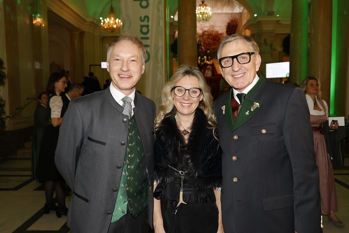 Geschäftsführer der Kronen Zeitung & Mediaprint, Gerhard Valeskini (li.), mit dem steirischen ...