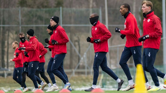 Am Freitag absolvierte Sadik Fofana (Mi.) dick eingepackt und im Gesicht vermummt noch die Tests ...