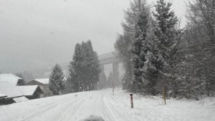 Aufgrund der Schneeverhältnisse ist auf Straßen Vorsicht geboten. 