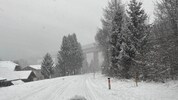 Aufgrund der Schneeverhältnisse ist auf Straßen Vorsicht geboten. 