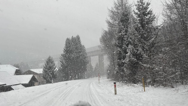 Aufgrund der Schneeverhältnisse ist auf Straßen Vorsicht geboten.