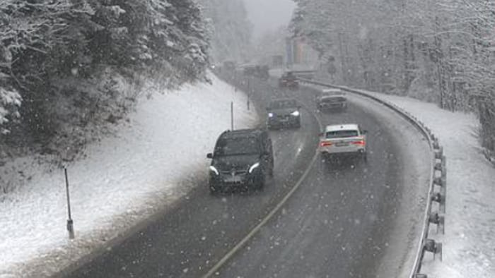 Schneefall auf der Fernpassstraße bei Reutte.