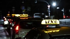 Der junge Mann wird vom Taxilenker beschuldigt, ihn durch mehrere Schläge ins Gesicht und mit ...