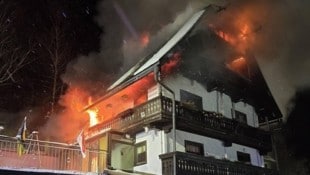 Ein Ferienhaus ging in Flammen auf.