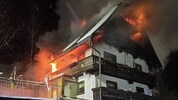 Ein Ferienhaus ging in Flammen auf.