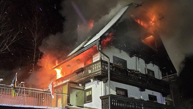 Ein Ferienhaus ging in Flammen auf.