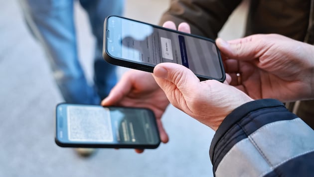 Der Schwarzfahrer hatte ein Foto von seinem Fake-Führerschein am Handy (Symbolbild)