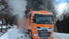 Die Rauchsäule des brennenden Lkw war kilometerweit zu sehen.