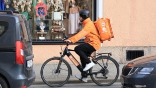 Bei Lieferboten wird in Zukunft vermehrt auf E-Bikes gesetzt.