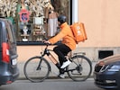Bei Lieferboten wird in Zukunft vermehrt auf E-Bikes gesetzt.