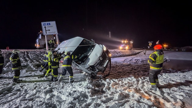 Am Freitag kam in Hall (Admont) ein Kleinbus von der Schneefahrbahn ab.