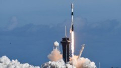 SpaceX ist mit seinem Netzwerk Starlink, das aus rund 9400 Satelliten besteht, bereits der ...