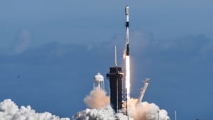 SpaceX ist mit seinem Netzwerk Starlink, das aus rund 9400 Satelliten besteht, bereits der ...