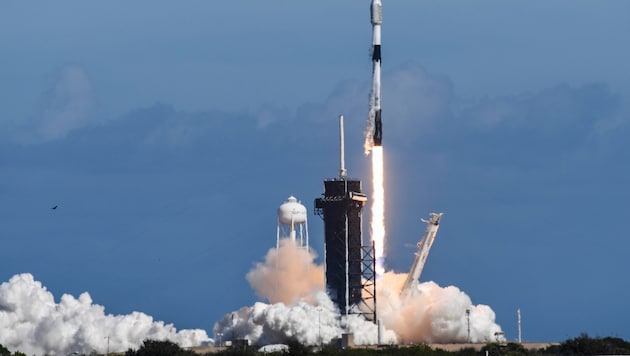 SpaceX ist mit seinem Netzwerk Starlink, das aus rund 9400 Satelliten besteht, bereits der ...