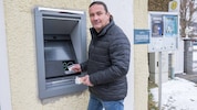 Thal hat seit Mitte Dezember einen neuen Bankomaten – ganz zur Freude von Bürgermeister Matthias ...