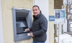 Thal hat seit Mitte Dezember einen neuen Bankomaten – ganz zur Freude von Bürgermeister Matthias ...