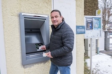 Thal hat seit Mitte Dezember einen neuen Bankomaten – ganz zur Freude von Bürgermeister Matthias ...