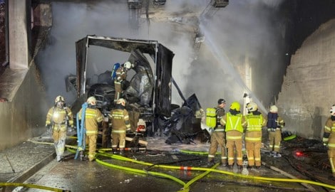 Der Lkw brannte komplett aus und auch der Autobahntunnel wurde stark beschädigt.