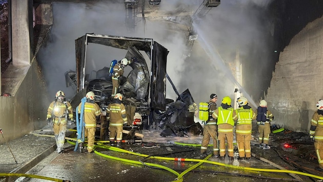 Der Lkw brannte komplett aus und auch der Autobahntunnel wurde stark beschädigt.