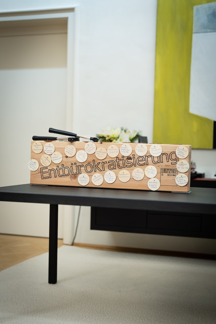 Auf diesem Stück Holz wurden die bisherigen Maßnahmen verewigt.