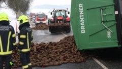 Die Straße war für etwa zweieinhalb Stunden gesperrt.