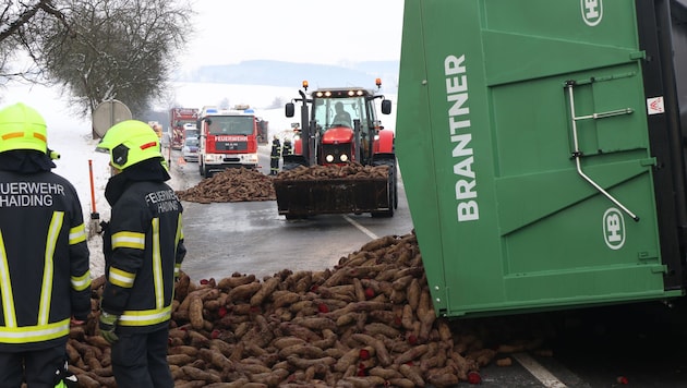Die Straße war für etwa zweieinhalb Stunden gesperrt.