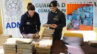 Finanzbeamte bauen den sichergestellten Berg von Drogen (mehr als 2100 Blöcke Kokain) für ...