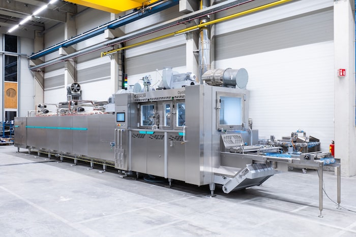 Ein typischer Ofen erzielt einen Output von 180 bis 200 Kilogramm pro Stunde und hat eine Länge ...