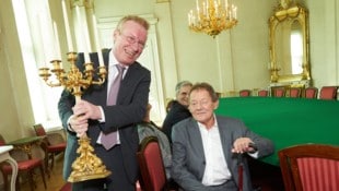 Peter Fröstl und Wolfgang Ambros 2015 im Bundeskanzleramt – die Nachricht vom Ableben Fröstls ...