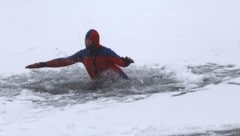 Auch mitten im Eis können auf der Alten Donau dünne Stellen lauern, bewies die Rettungsübung des ...