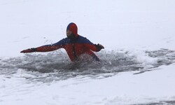 Auch mitten im Eis können auf der Alten Donau dünne Stellen lauern, bewies die Rettungsübung des ...