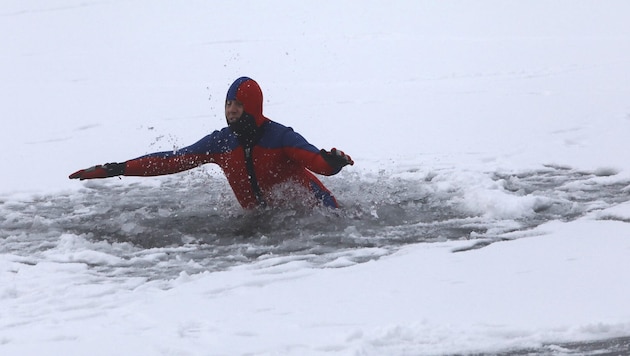 Auch mitten im Eis können auf der Alten Donau dünne Stellen lauern, bewies die Rettungsübung des ...