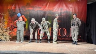 Die „G.F.O.R“ überzeugt mit zwei Garde-Gruppen, Burgpaar und vielen Sketchen über Gott und die ...